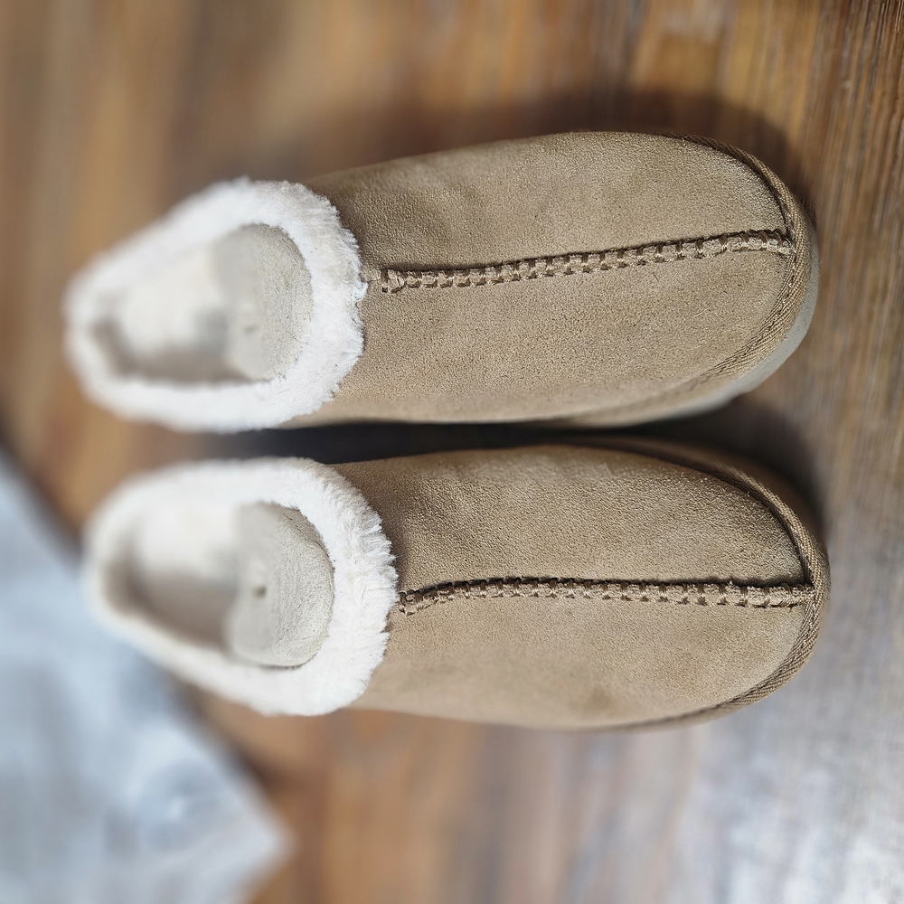 UGG Clogs - Picture 2 of 4